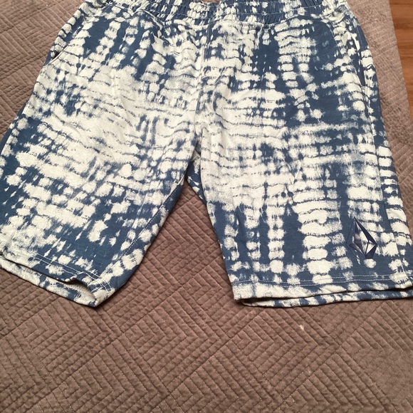 Volcom Blue&White Casual Shorts, 10” inseam,side pockets, elastic waist band 89 - Picture 2 of 7